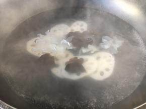 锅里放大量的水，水里放一点盐和2滴油，水开后给蔬菜焯水。先焯藕片、木耳，再焯银耳。