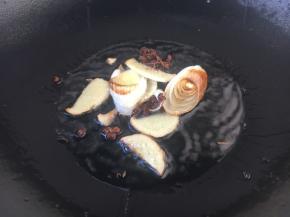 热锅凉油，煸炒花椒、姜和葱，待葱煸成金黄色时把所有的料捞出来，留葱姜花椒底油备用。