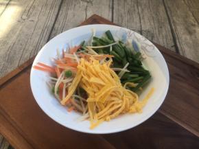 把鸡蛋饼丝、绿豆芽、豌豆、韭菜放在一起备用。