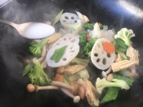 放入1勺的水淀粉勾明芡。