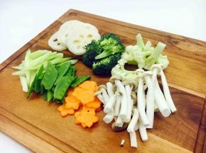把芹菜切成小段，荷兰豆切成段，胡萝卜切成片，藕切成片，西兰花掰成小朵，菜花掰成小朵，鲜蘑菇切去老根。