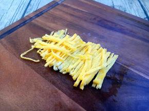 把鸡蛋饼切成丝。