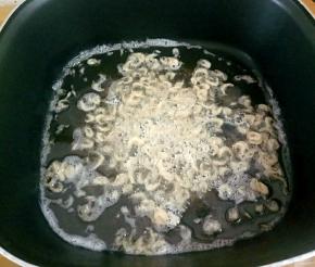 虾皮放入油锅炸酥，盛出备用。