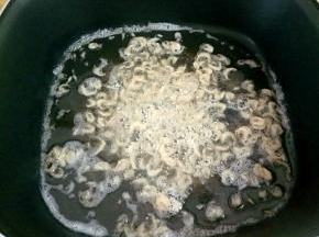 虾皮放入油锅炸酥，盛出备用。