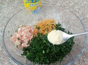 加入美极鲜鸡粉(不要再加盐，美极鲜鸡粉含有盐，虾皮是咸的)