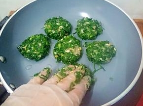 放入抹油的锅中，微微压扁。