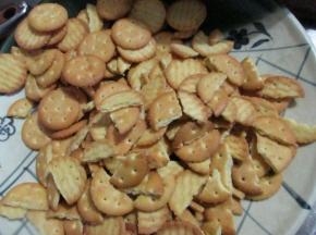 饼干掰小块，我买的专门雪花酥的台湾饼干