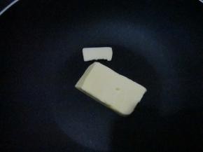 无盐黄油，取需要的量放入不沾锅中