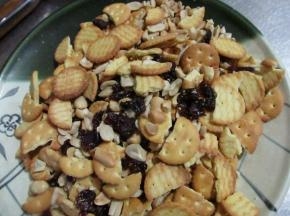 饼干、蔓越莓干和花生碎混合均匀备用。蔓越莓干要稍微切碎再用