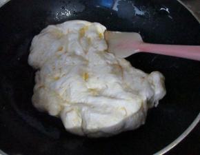 不断翻炒，让棉花糖融化