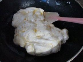 不断翻炒，让棉花糖融化