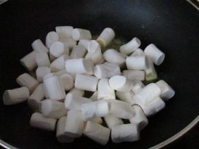 放入棉花糖，继续小火加热