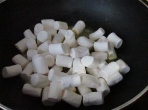 放入棉花糖，继续小火加热