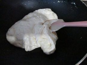 继续翻炒，让奶粉和棉花糖混合均匀，然后关火