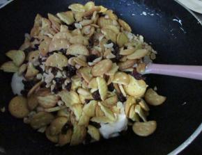 放入备好的饼干、蔓越莓干、花生碎