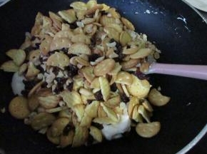 放入备好的饼干、蔓越莓干、花生碎