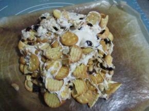 放入不沾烤盘中擀压平整，然后表面撒上奶粉，做出雪花。稍微晾凉后翻面，也撒上奶粉