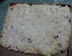 稍微晾凉后翻面，也撒上奶粉