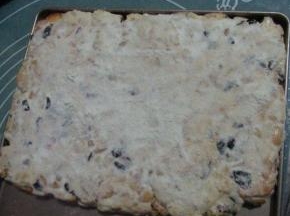 稍微晾凉后翻面，也撒上奶粉