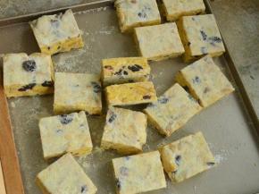 晾凉后放在案板上，用尺竿比着切成块