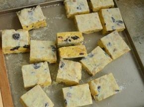 晾凉后放在案板上，用尺竿比着切成块