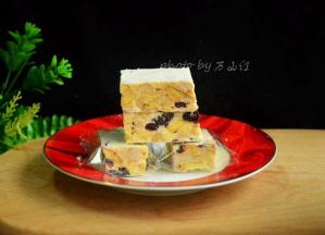 看看切面，层次分明的饼干和棉花糖的完美结合，成就了美味的雪花酥。