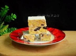 看看切面，层次分明的饼干和棉花糖的完美结合，成就了美味的雪花酥。