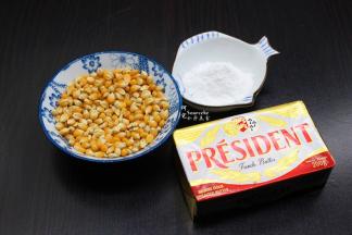 准备食材：玉米油、黄油、糖粉；PS:照片中的黄油是整块，等会切15克即可