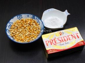 准备食材：玉米油、黄油、糖粉；PS:照片中的黄油是整块，等会切15克即可
