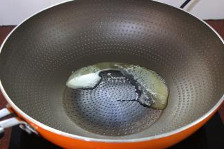 黄油15克，放入锅中，小火融化；