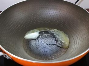 黄油15克，放入锅中，小火融化；