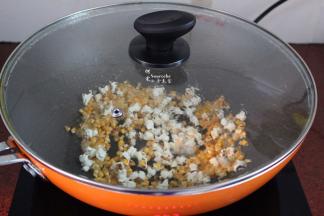 玉米粒就会慢慢爆开；