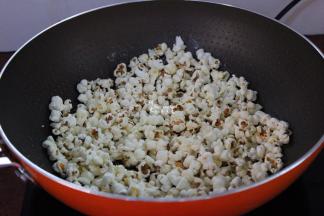 等玉米粒全会爆开之后，改为小火，加入糖炒均即可。