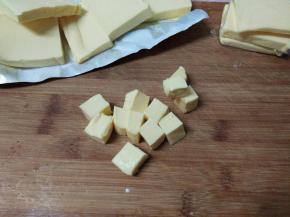 安佳黄油切块入容器室温软化（可以轻易用手指按个小坑）