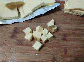 安佳黄油切块入容器室温软化（可以轻易用手指按个小坑）