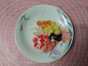 水果硬糖切小块备用