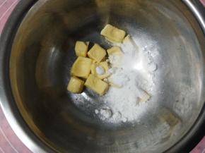 软化好的黄油加入糖粉和盐