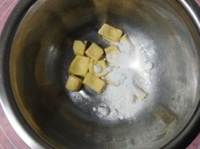 软化好的黄油加入糖粉和盐