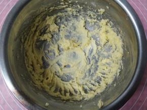 用打蛋器打至膨松