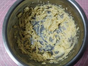 使鸡蛋和黄油完全融合，成为膨松轻盈的状态