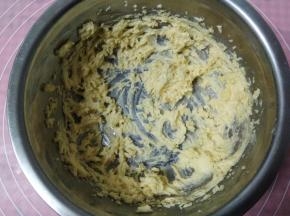使鸡蛋和黄油完全融合，成为膨松轻盈的状态