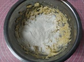 低筋面粉筛入黄油里