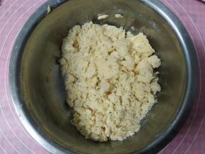 用翻拌的方法拌至无面粉颗粒