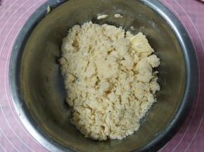 用翻拌的方法拌至无面粉颗粒