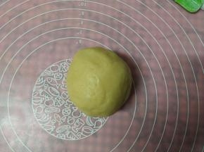 混合得差不多的时候，用手揉成柔软的面团