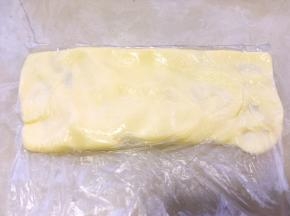 用手一点点将黄油挤到边角，让两个角填满黄油