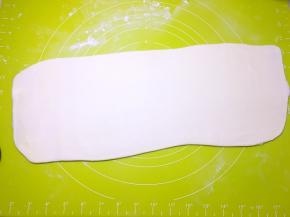 撒点干粉，再次擀成长方形，这次长度要比之前两次擀的稍稍长一点