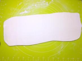 撒点干粉，再次擀成长方形，这次长度要比之前两次擀的稍稍长一点