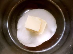 之后加入软化的黄油揉均匀