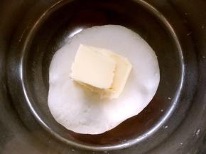 之后加入软化的黄油揉均匀